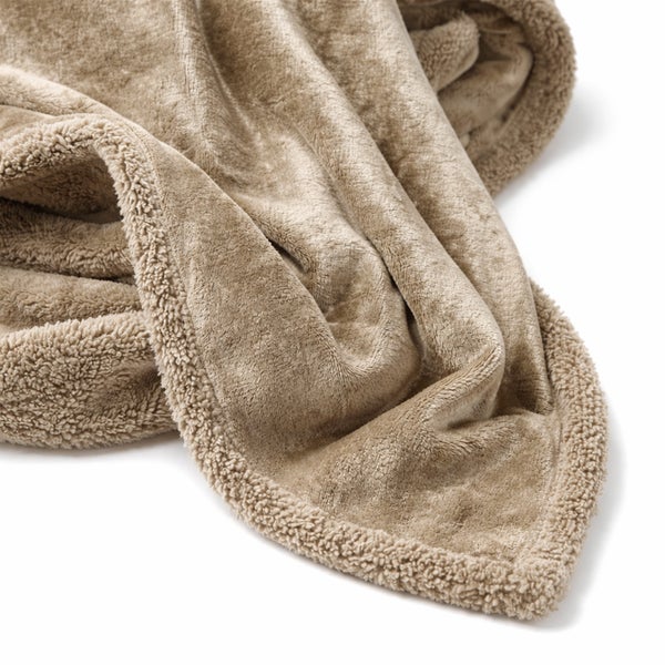 Weiche Wohndecke aus Fleece mit strukturierter Einfassung