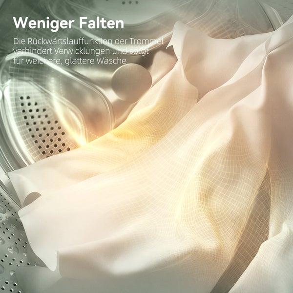 Szene mit einer Frau an einem Holztisch mit Laptop, sitzend auf einem grauen Bürohocker mit Rollen und Fußstütze.