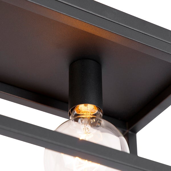 Nahaufnahme einer schwarzen Deckenleuchte mit Glühbirne