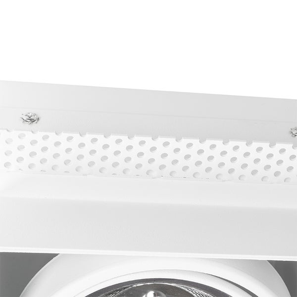 Detailansicht eines weißen Leuchtengehäuses aus Metall mit perforiertem Streifen und Schrauben.