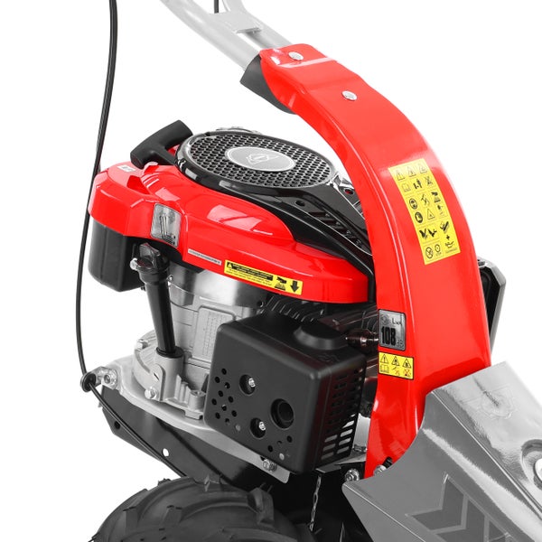 Detailansicht einer Gartenfräse mit Motor und Sicherheitsaufklebern