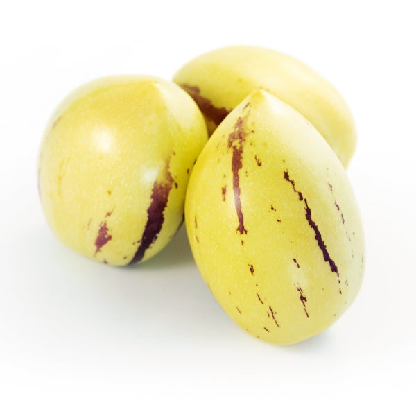 Drei gelbe Pepino-Früchte mit lila Streifen.