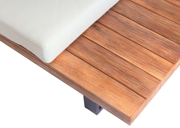 Detailansicht einer Gartenliege mit Holzlatten und einer hellen Polsterauflage.