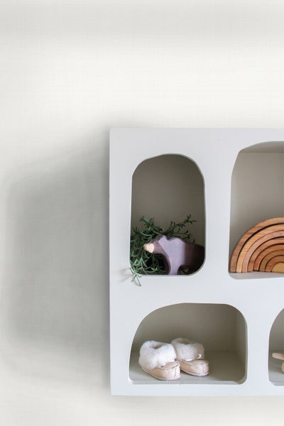 Regal mit Kinderspielzeug und Schuhen