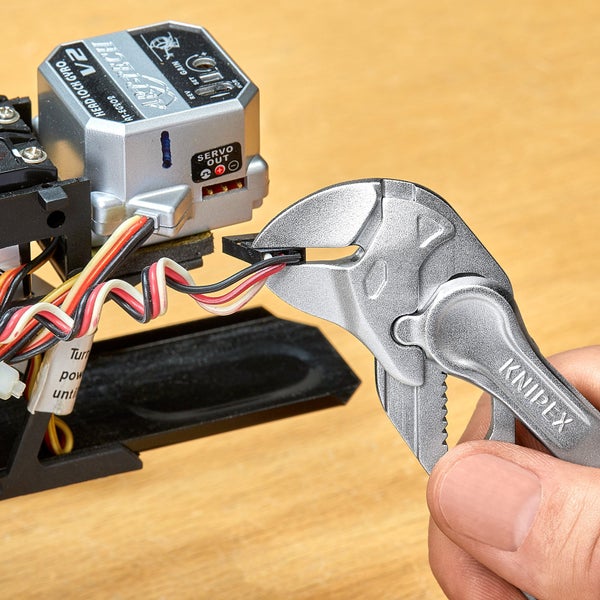 Knipex Zange schneidet Kabel eines elektronischen Bauteils