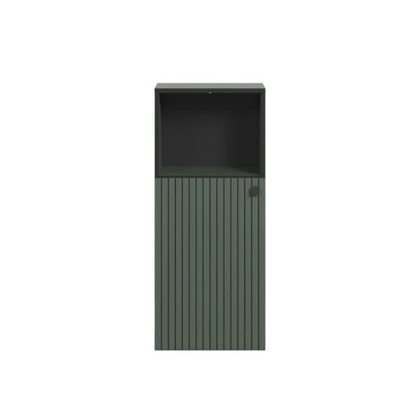 Wandhängender Badschrank mit offenem Fach oben und grüner Lamellentür unten.