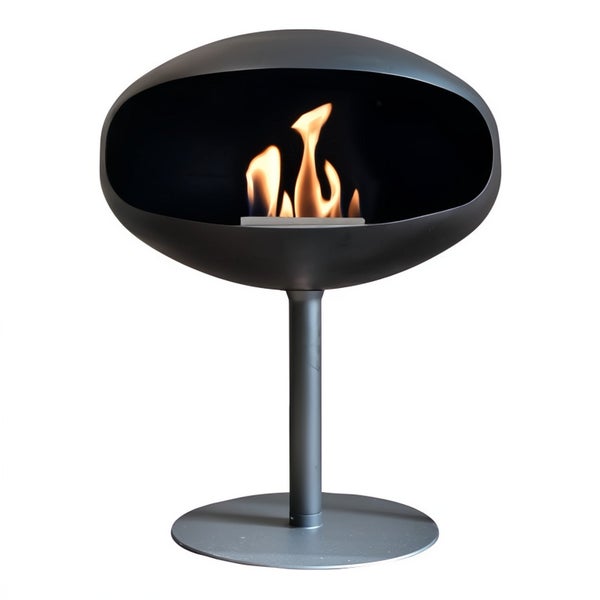 Freistehender Bio-Ethanol-Kamin in ovaler Form mit Standfuß und brennender Flamme.