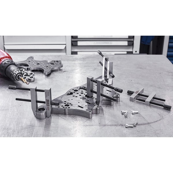 Aufnahmevorrichtung mit Bohrlehre, Schraubzwingen und Schrauben