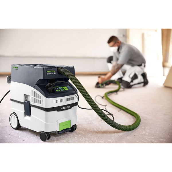 Festool Mobilstaubsauger CTM MIDI AC im Einsatz auf einer Baustelle mit Handwerker bei der Arbeit.
