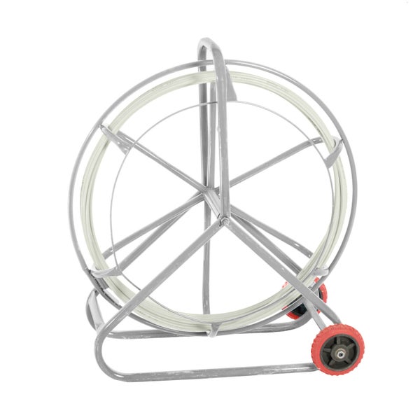Einziehband auf einer stabilen, rollbaren Metallhaspel für Kabelinstallationen.