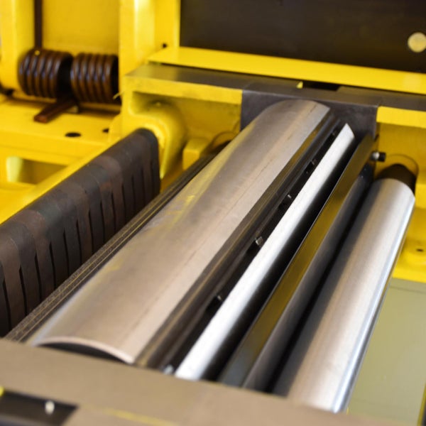 Innenansicht einer Hobelmaschine mit Stahlwalzen