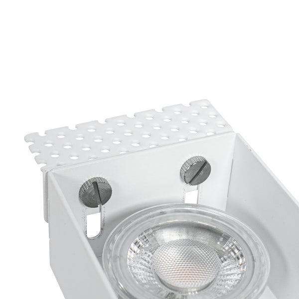 Einbauleuchte Gehäuse mit Leuchtmittel und weißem gelochtem Metallbügel zur Montage.