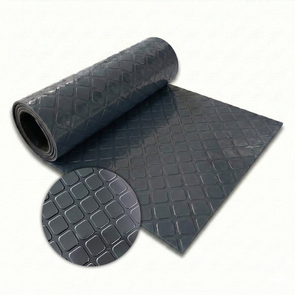 Graue Gummimatte mit Rautenmuster, teilweise aufgerollt