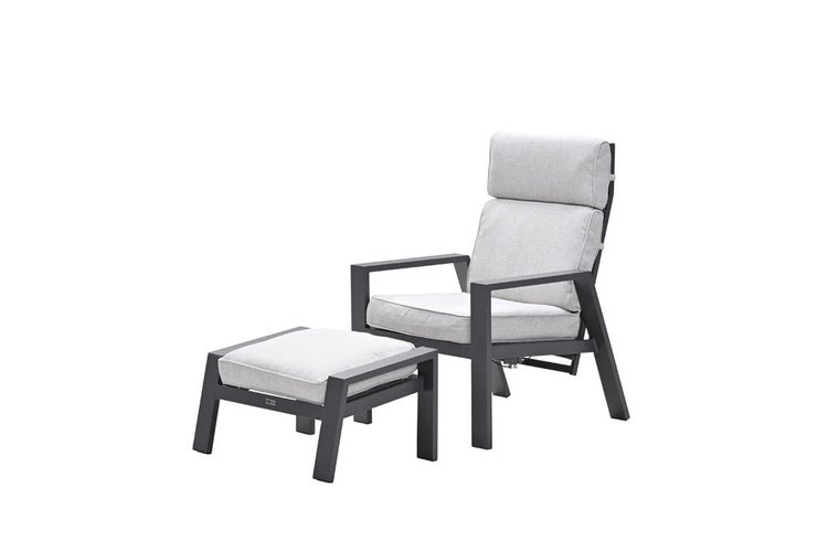 Verstellbarer Gartensessel mit Hocker, Metallgestell und gepolsterten Auflagen.
