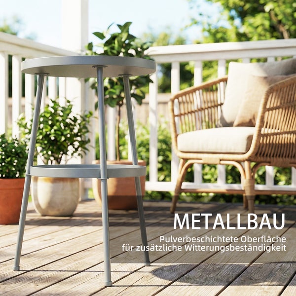 Runder Gartenbeistelltisch aus Metall mit zwei Ablagen auf einer Terrasse neben einem Rattansessel. Pulverbeschichtet und wetterfest.