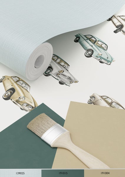Tapetenrolle mit Automobilmotiv, Farbmuster und Pinsel für Renovierungsprojekte.