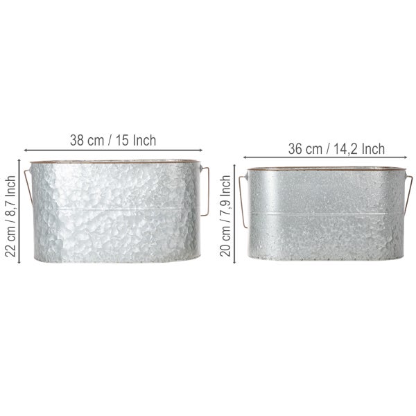 Zwei ovale Pflanzkübel aus verzinktem Metall mit Seitengriffen. Maße: 38 mal 22 Zentimeter und 36 mal 20 Zentimeter.
