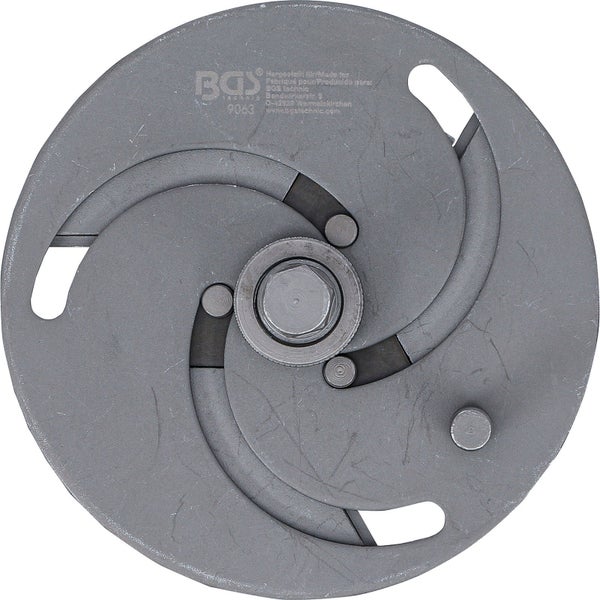 Person schleift Holzbrett mit einem Dreieckschleifer