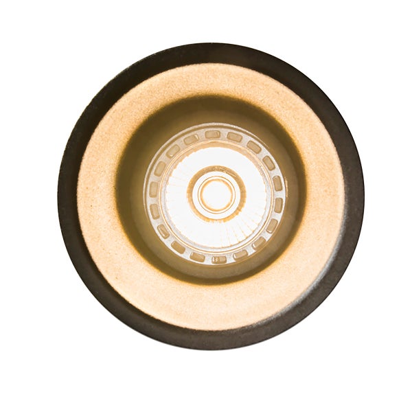 Einbaustrahler rund, schwarz mit goldfarbenem Reflektor und LED-Leuchtmittel.