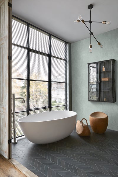 Modernes Badezimmer mit freistehender Badewanne, Fensterjalousien und stilvoller Beleuchtung