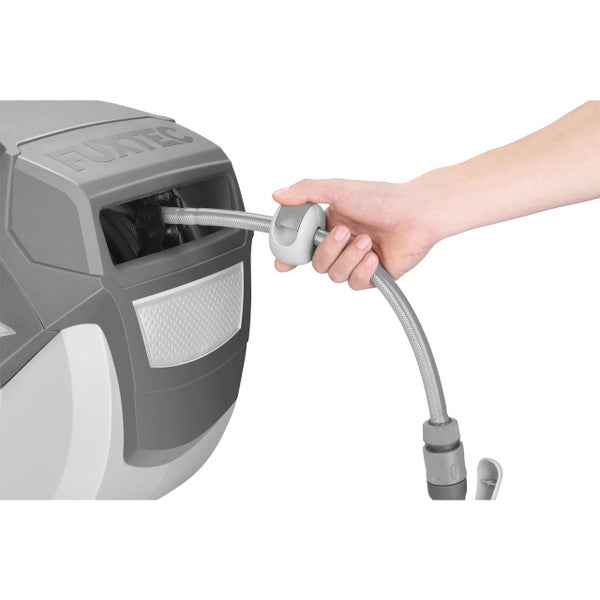 Person zieht einen flexiblen Gartenschlauch aus einer Fuxtec Schlauchbox