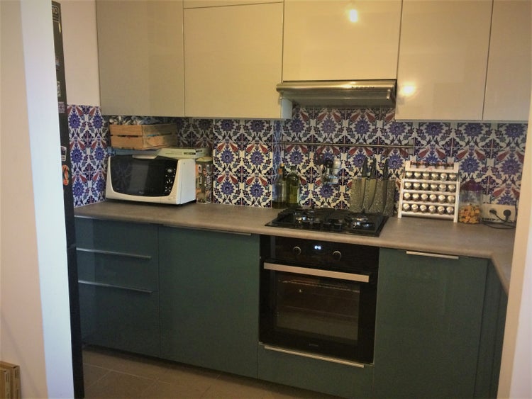 Küchenszene mit Spüle, Herd, Ofen und Küchendekoration