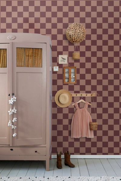 Dekoratives Kinderzimmer mit Schachbrett Tapete, Kleidung und Möbeln