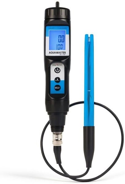 Digitales Wasserprüfgerät Aquamaster mit Display und externer Sonde zur Messung von pH-Wert und Leitfähigkeit.