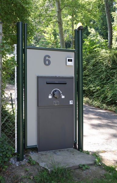 Paketboxanlage mit der Nummer 6 im Aussenbereich