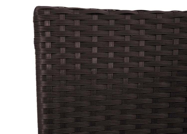 Nahaufnahme eines dunkelbraunen Polyrattan-Geflechts von einem Gartenmöbel.