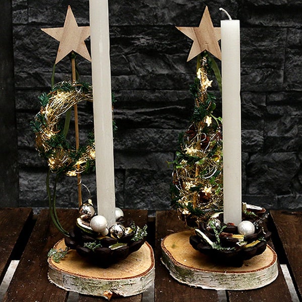Zwei Adventsgestecke mit Kerzen, Sternen und Dekoration auf Holzböden.