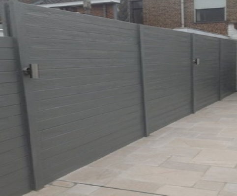 Grauer Sichtschutzzaun aus WPC im Garten