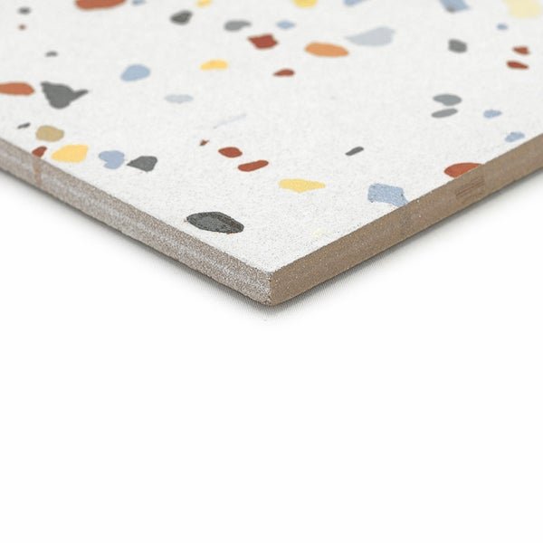 Feinsteinzeug Fliese mit Terrazzo Optik und Sprenkeln in unterschiedlichen Formen