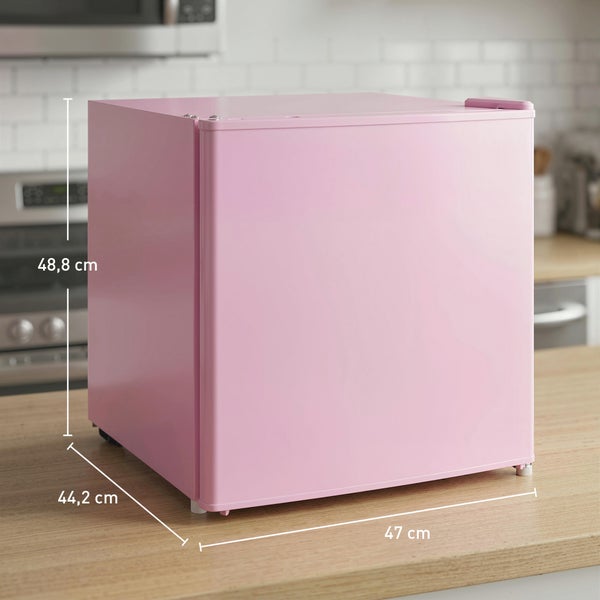 Rosafarbener Mini-Kühlschrank in einer Küche mit den Maßen 48,8 Zentimeter Höhe, 47 Zentimeter Breite und 44,2 Zentimeter Tiefe.