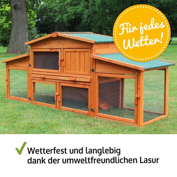 Großer wetterfester und langlebiger Kleintierstall aus Holz mit mehreren Ebenen und grünem Dach auf einer Rasenfläche.