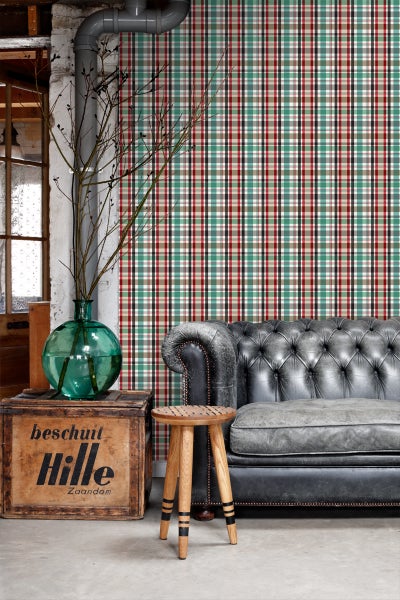 Szene mit karierter Tapete, Vintage Sofa und Holzhocker