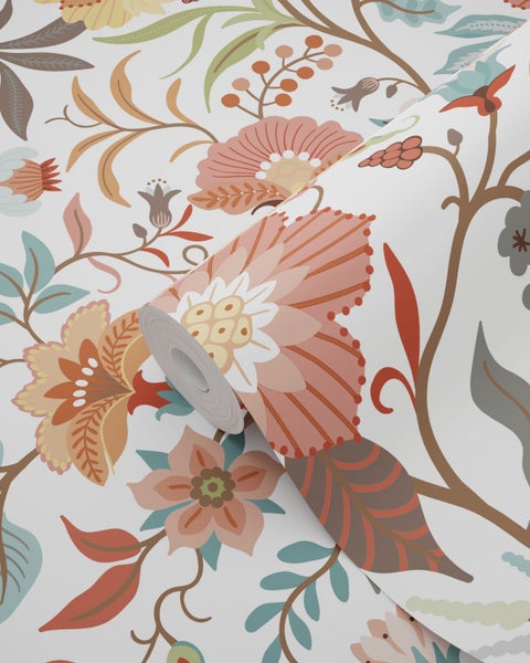 Vliestapete mit floralem Vintage-Muster aus Blumen, Blättern und Ranken.