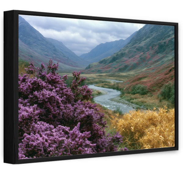 Wandbild mit einer schottischen Landschaft in einem schwarzen Rahmen in perspektivischer Ansicht