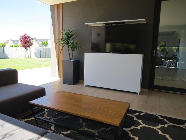 Moderne Terrasse mit Fernseher, Pflanzkübel und Couchgarnitur für den Außenbereich