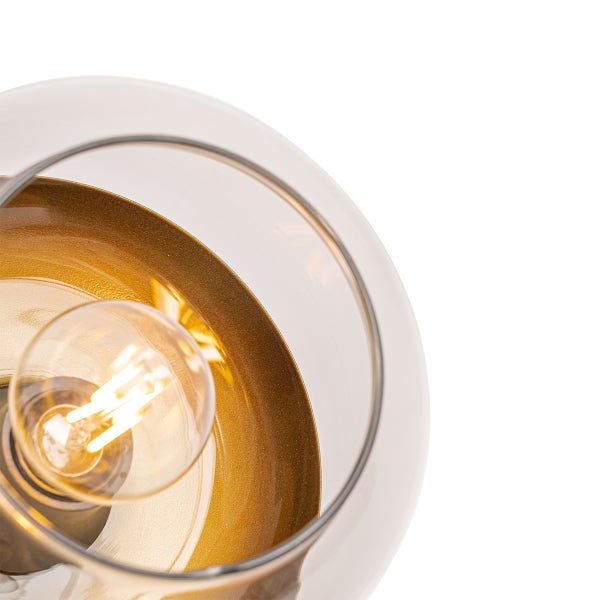 Nahaufnahme einer Glasleuchte mit Glühbirne