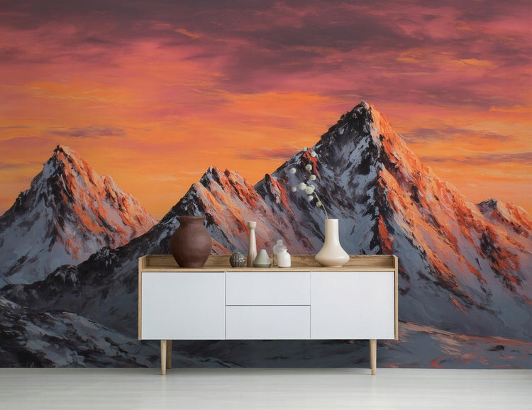 Wohnzimmer mit Fototapete Berglandschaft und Sideboard mit Dekoration