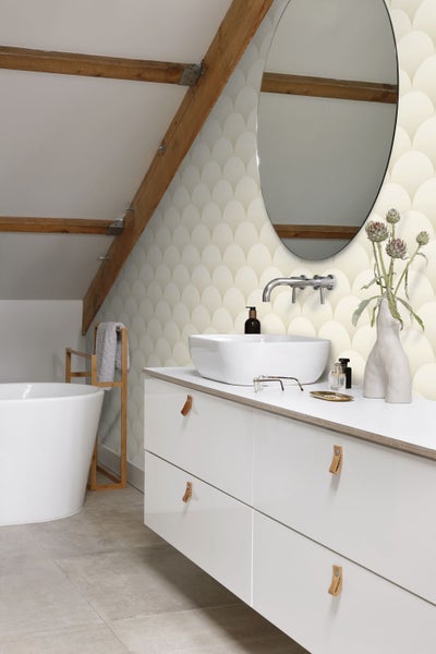 Modernes Badezimmer mit Waschbecken, Spiegel und weißen Möbeln unter Dachschrägen