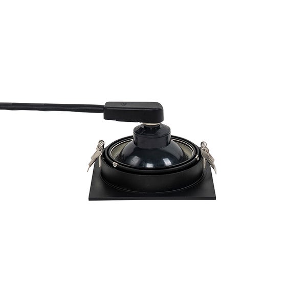 Quadratischer Einbaustrahler in Schwarz mit Anschlusskabel und seitlichen Federklemmen für die Deckenmontage.