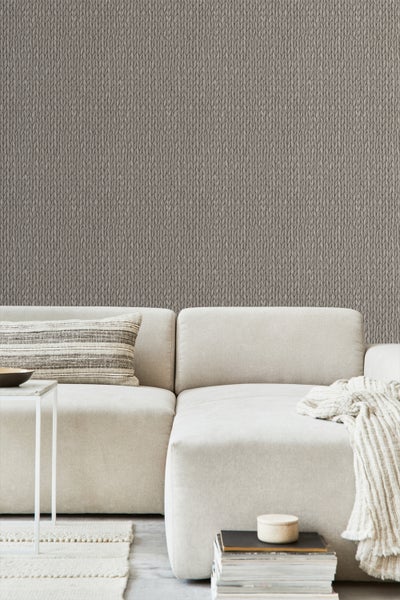 Wohnzimmer mit Strickmuster-Tapete und hellem Sofa