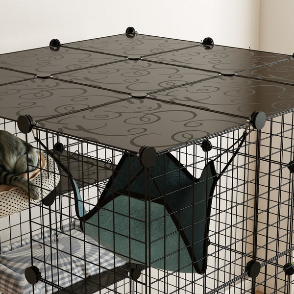 Katzengehege mit Liegekissen und Hängematte
