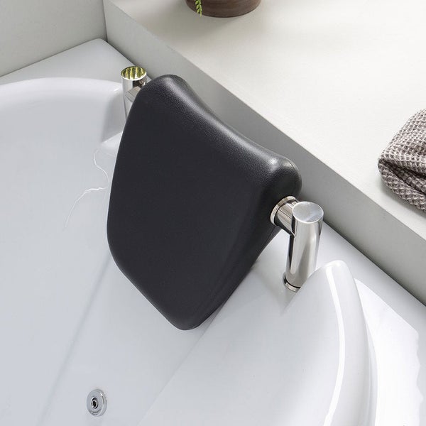 Badewanne mit schwarzer Kopfstütze für entspanntes Baden