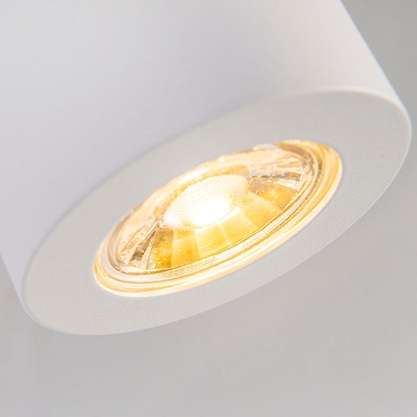 Nahaufnahme einer Deckenleuchte mit warmweissem Licht