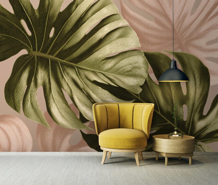 Szene mit Sessel, Beistelltisch und Blattmuster-Tapete