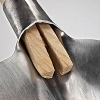 Detailansicht Spatenblatt mit Holzstielbefestigung