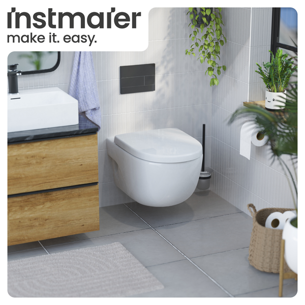 Modernes Badezimmer mit Hänge-WC, Waschtisch und Pflanzen